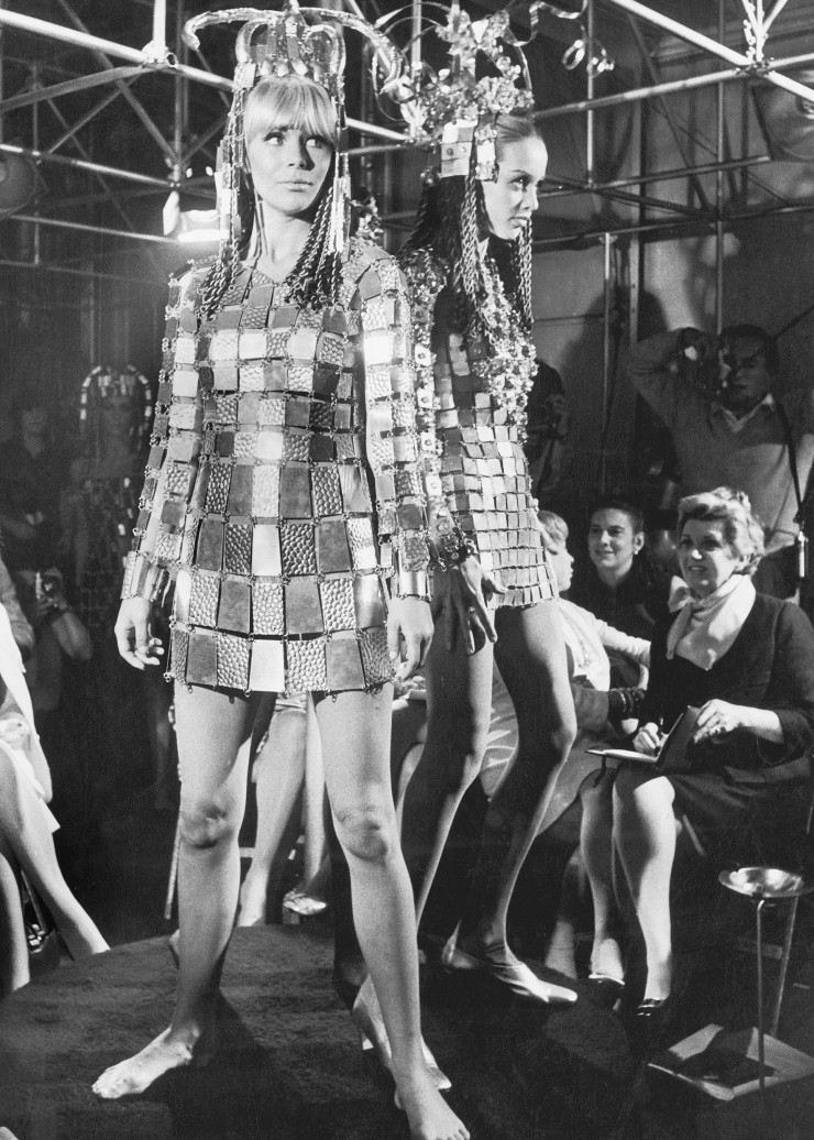 Paco Rabanne continue de multiplier les provocations et conçoit des robes jetables en papier ou à fabriquer soi-même, en kit, et dompte des matériaux mis au point par la NASA pour l’espace.