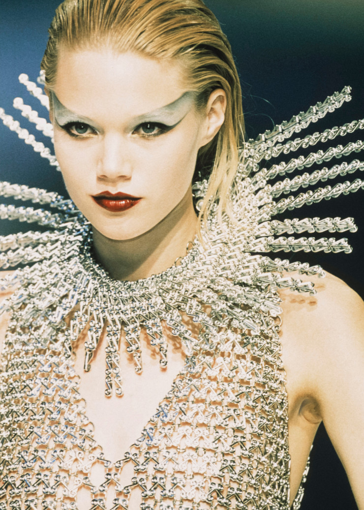 En 2019, le musée Le Secq des Tournelles, à Rouen, présentait l’exposition « Paco Rabanne, métallurgiste ». De l’expérimentation à la haute couture, le styliste a ouvert la voie à nombre de créateurs dans les années 60. Avant-gardiste, l’homme recevra le Dé d’or en 1990.
