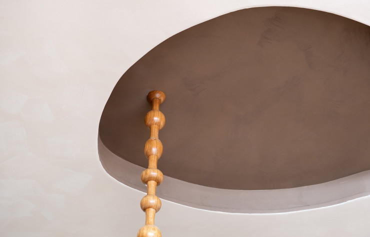 Parce qu’elle n’a laissé aucun détail au hasard, l’architecte d’intérieur a creusé le plafond d’une tâche couleur cappuccino.