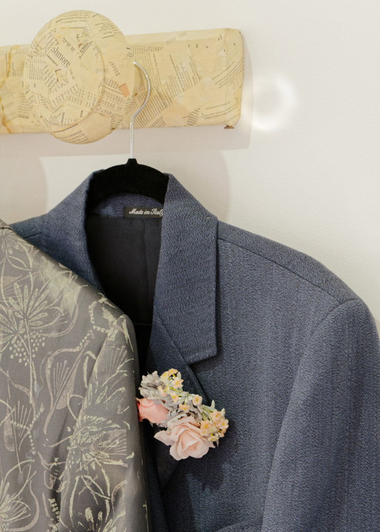 Bespoke Coat Hanger for Decorated Items (2011) de Marc Camille Chaimowicz.