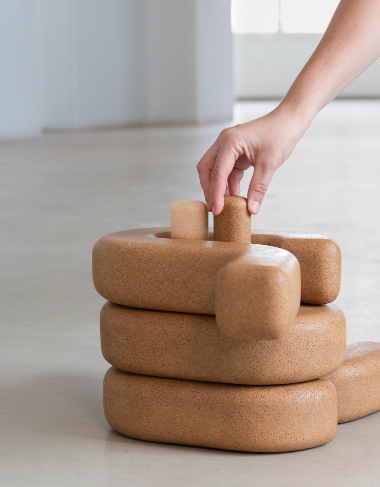 Tabouret réalisé à partir de noyaux d'olives par Eneris Collective - IDEAT