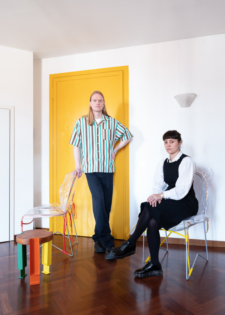 Letizia Caramia et Morten Thuesen, fondateurs du studio de design Older, ont créé un appartement-studio-atelier : un tout-en-un à l’image de leur conception holistique de la vie. Deux chaises Zhora signées Older Studio avec l’artiste danois Alexander Vinther. Tabouret multicolore Scarpette, également créé par Older Studio. Applique Egisto Angolo, design Angelo Mangiarotti (Artemide).