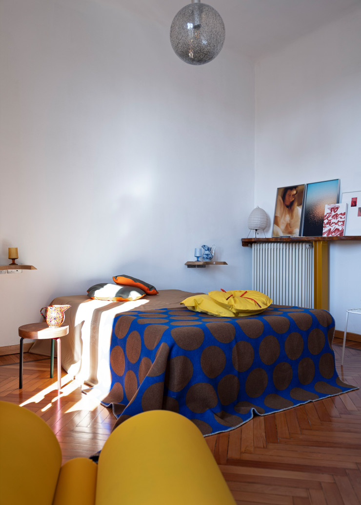 Dans la chambre principale, les photographies posées sur l’étagère au-dessus du radiateur sont des clichés de Morten Thuesen. Au premier plan, fauteuil Tube, design Joe Colombo (Cappellini). Prototype de tabouret. Sur le lit, plaid Colville. Plafonnier Sfera, design Tobia Scarpa (Flos).