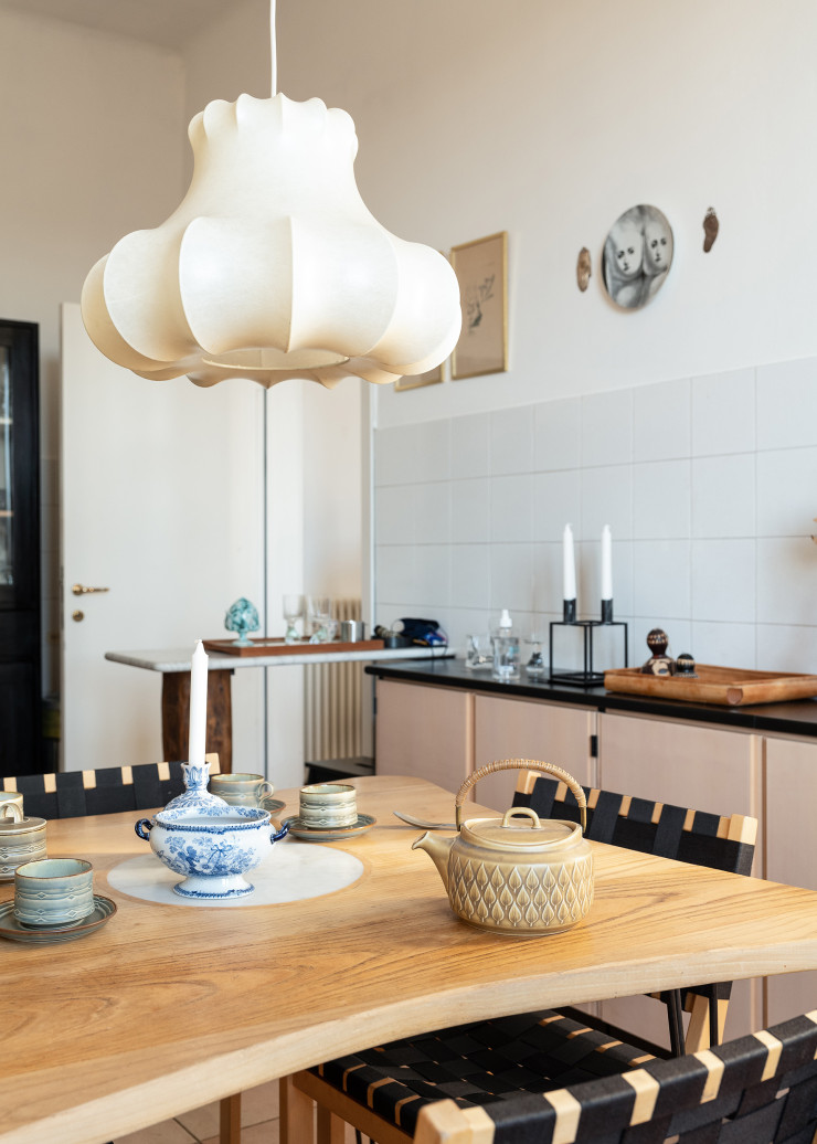 La cuisine est le lieu de prédilection de Morten et Letizia, qui aiment y cuisiner et y recevoir leurs amis et leur famille. Autour de la table conçue par leur studio, chaises vintage 611 d’Alvar Aalto (Artek). Tasses en céramique Jens Harald Quistgaard. Suspension vintage Cocoon, design Achille et Pier Giacomo Castiglioni (Flos).