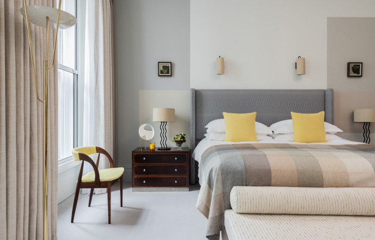 Le mythique Brown’s Hotel de Londres, dans le quartier de Mayfair, a laissé les clés d’une de ses suites au célèbre designer Paul Smith.