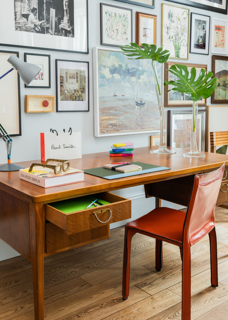 À l’image des boutiques de la marque anglaise, le mur du salon se couvre de tableaux, de dessins et de photographies. Certaines œuvres d’art ou pièces de mobilier, comme la chaise en cuir signée Mario Bellini, présentes dans le bureau du créateur, décorent aussi la suite.