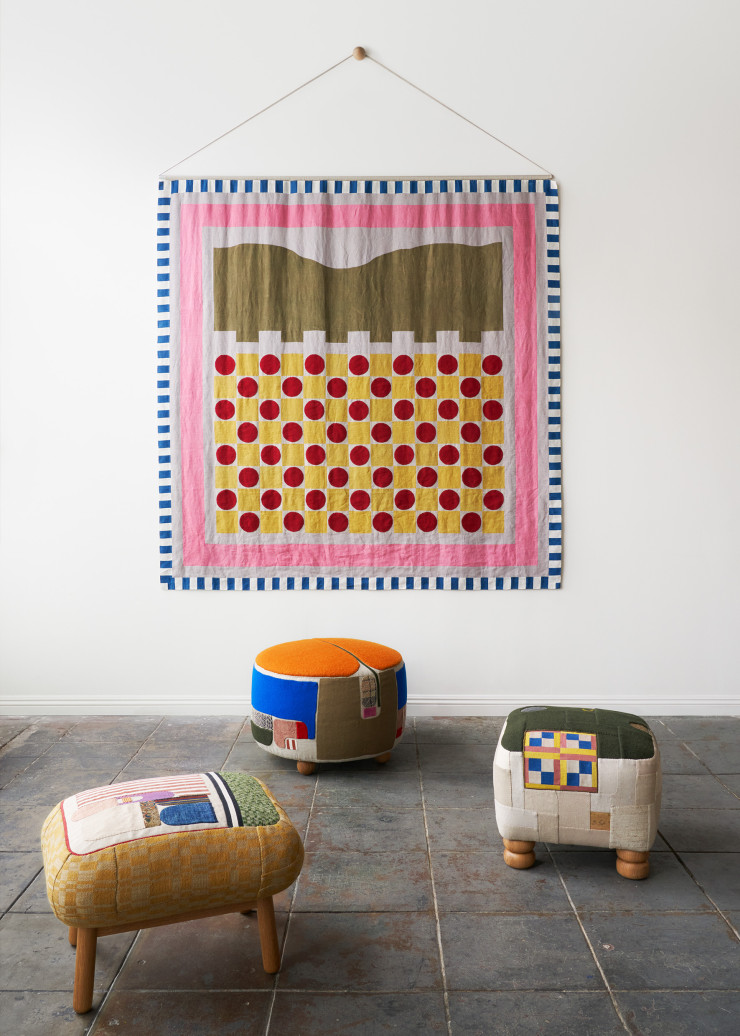 Adam Pogue, qui maîtrise l’art du quilting (ou patchwork, soit coudre ensemble plusieurs pièces disparates de tissu pour former des motifs ou des paysages), propose des pièces uniques qui ajoutent à l’âme des intérieurs repensés par l’agence Commune.