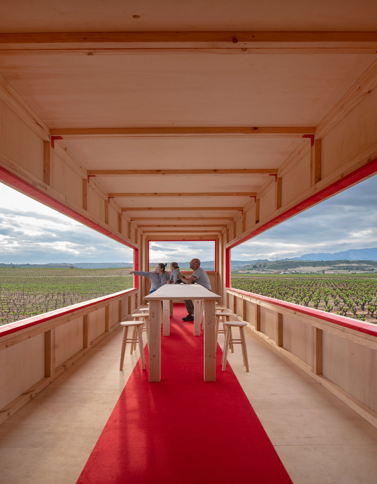 Une mesa elevada en el paisaje par Estudio Jaag