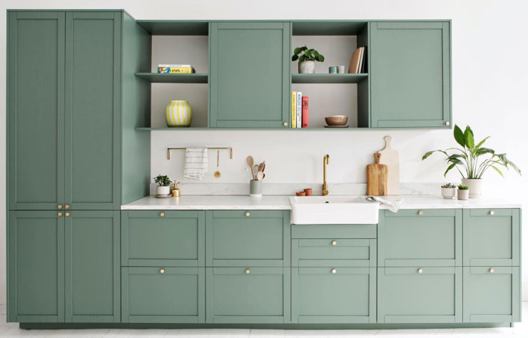 Projet réalisé avec les façades Plum living à cadre en bois peint Vert de Gris, poignées Mini-Rond laiton, plan de travail Ekbacken en stratifié effet marbre chez Ikea
