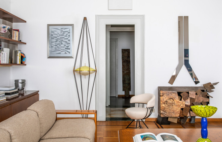 Côté salon, canapé Artona, série « Africa », design Afra et Tobia Scarpa (1975, Maxalto). Lampadaire Siluro, signé Angelo Lelli et Ettore Sottsass (1957, Arredoluce). Chaise chinée aux puces. Commode sculpture Souffle d’un désert de Vincent Dubourg (2012). Miroir Deux Soleils de Joy Herro.