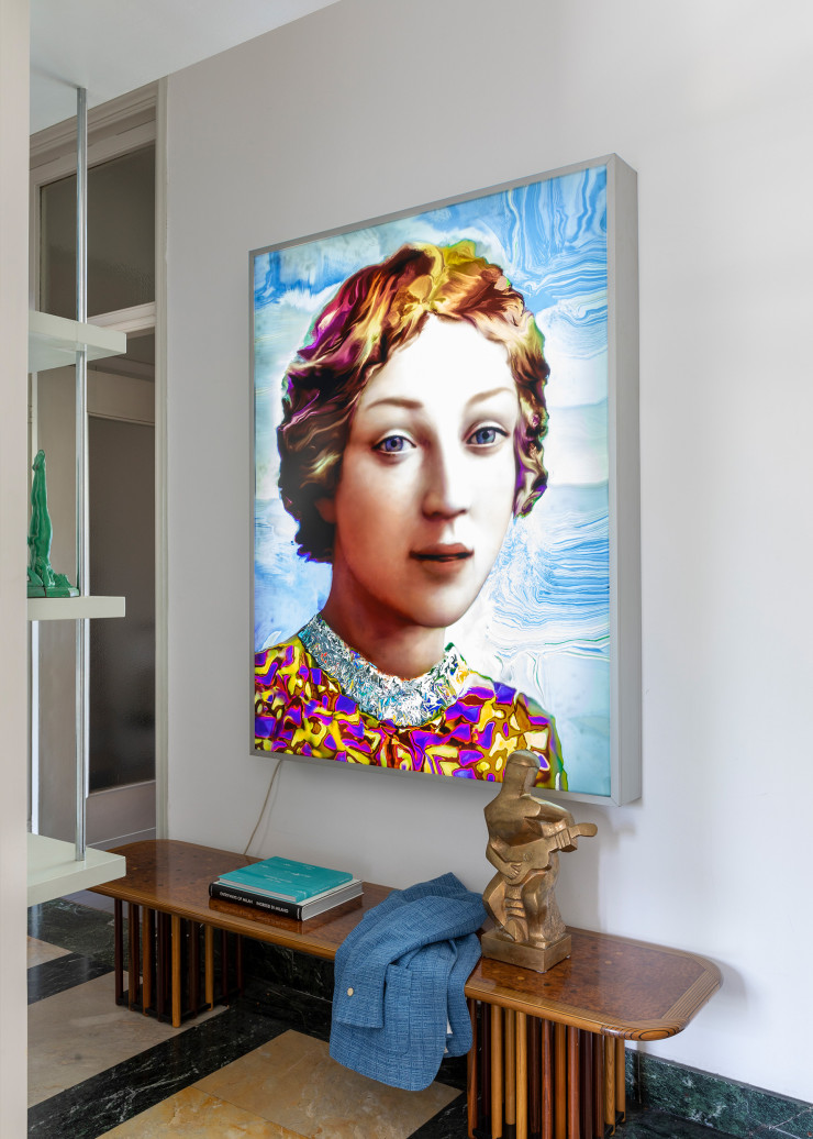 Dans le couloir, peinture numérique Catherine II par Florian Schneider (2003). Banc vintage série « Artona », design Afra et Tobia Scarpa (1975, Maxalto).