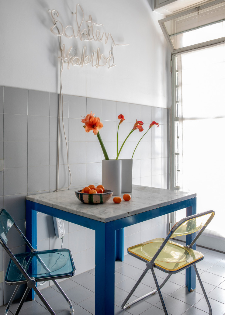 Table vintage. Chaises Plia de Giancarlo Piretti (1970, Castelli). Néon Sahten Habibi, design Gregory Gatserelia.