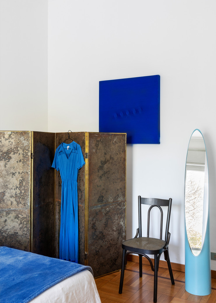 Dans la chambre, paravent vintage. Chaise en bronze de Karim Chaya (2015). Miroir Lipstick, design Roger Lecal (1970, Chabrières & Co).