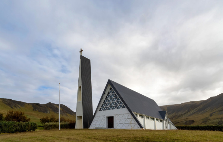 Près de Reykjavík, en Islande, les églises Stóra Dalskirkja et Mosfellskirkja, construites respectivement en 1969 et en 1965, ont été imaginées par Ragnar Emilsson. Leur forme triangulaire très caractéristique s’inspire des anciennes habitations en tourbe, aux toitures en forte pente. À noter, les fenêtres de Mosfellskirkja placées sous l’avant-toit.