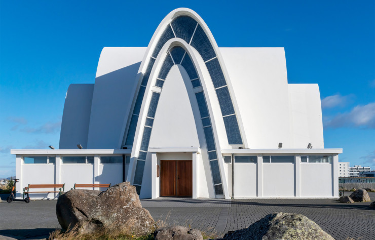 Sur la colline de Borgarholt, à Kársnes, Kópavogskirkja, bâtie entre 1958 et 1962, d’après une collaboration entre les architectes Ragnar Emilsson et Hörður Bjarnason, se distingue par ses arches doubles ouvertes sur les quatre points cardinaux. Son profil devenu célèbre est représenté sur le blason de la ville.