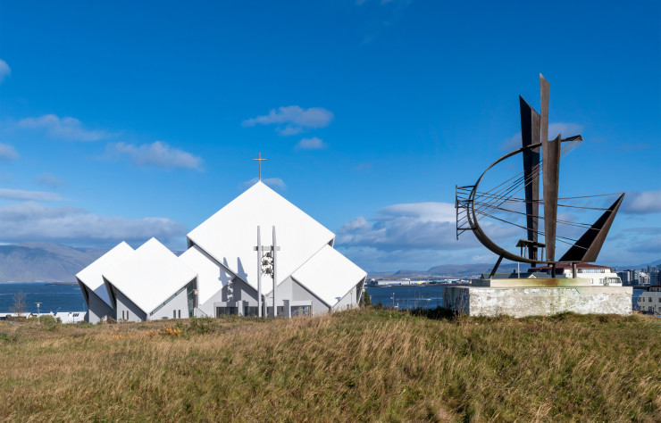Bâtie en 1989, l’immaculée Seltjarnarneskirkja, des architectes Hörður Björnsson et Hörður Harðarsona, est posée sur la colline de Valhúsahæð, tel un glacier au sommet d’un volcan.