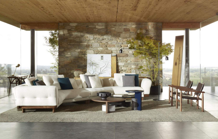 Caractérisé par des volumes généreux et des géométries simples, ce canapé modulable est conçu pour retrouver une dimension conviviale et intimiste grâce à ses formes ouvertes qui invitent à la conversation. Cassina