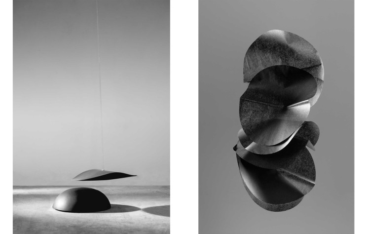 La sculpture de Hans Kooi (à gauche) répond formellement et conceptuellement aux oeuvres de Fernando Marante. Issue de la série Exercises on gravity, la photographie de Fernando Marante (à droite) réalisée à l’aide de disque de papier mis en mouvement à l’aide de câbles rend compte de la métamorphose aléatoire des formes. Elle rappelle autant des suspensions, que des lampes ou encore des mobiles…