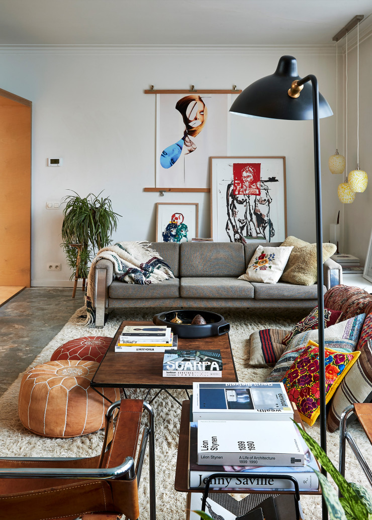 Derrière le canapé acheté d’occasion, œuvres graphiques signées John Copeland. Poufs marocains en cuir. Table basse Alanda, design Paolo Piva (B&B Italia), dont le plateau de verre original a été remplacé par du bois. Lampadaire Serge Mouille. Tapis vintage.