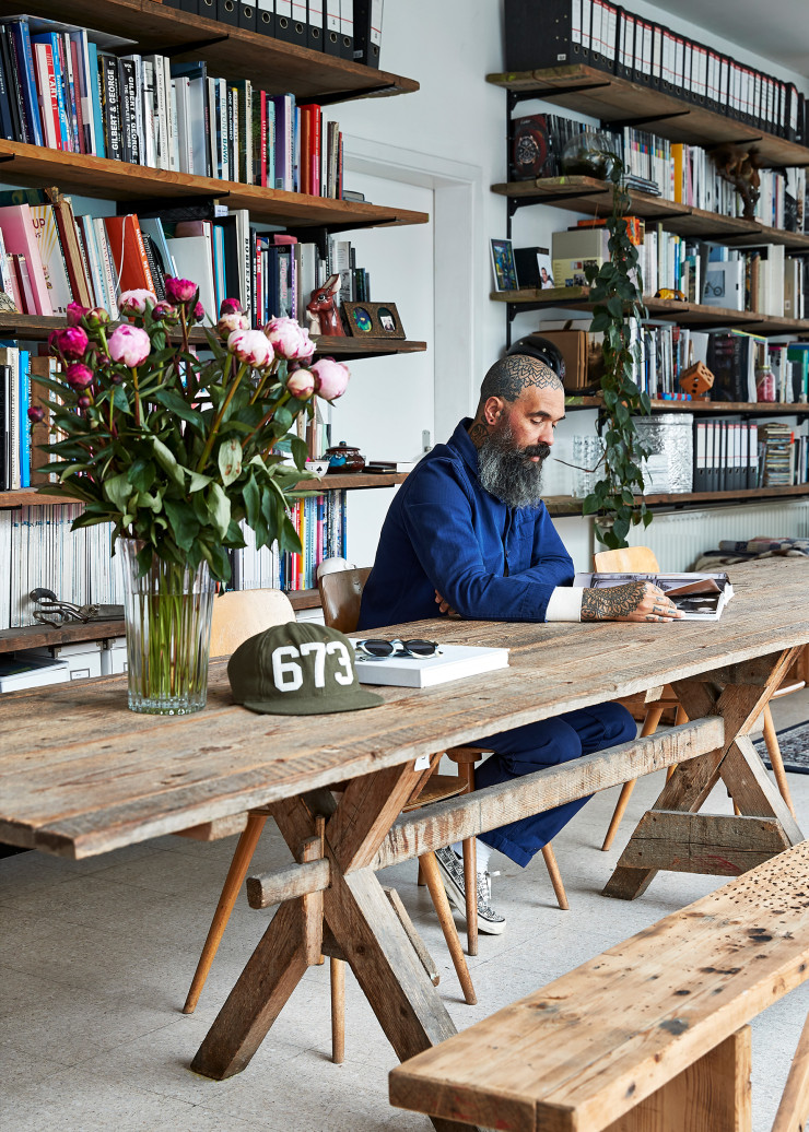 Au rez-de-chaussée, les propriétaires ont créé un espace réservé à leur activité professionnelle ainsi qu’à leurs hobbies, de la céramique à la peinture en passant par la musique.