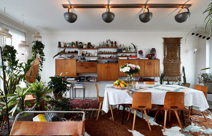 Dans la salle à manger bohème du couple.