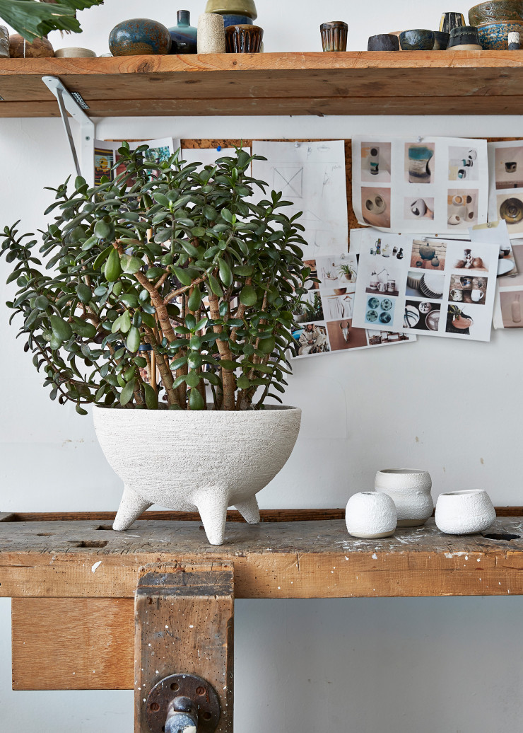 Ancien établi industriel utilisé comme présentoir pour les céramiques d’Aline.