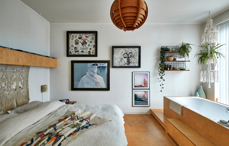 La chambre s’inspire de l’esthétique scandinave. « Tout y est fait sur mesure », explique la maîtresse des lieux. La suspension en pin est une pièce originale conçue par Hans Agne Jakobsson. Les œuvres dessinées sont de Wes Lang. La grande photographie est tirée de la collection « SS 2002 » de Raf Simons. Deux photos de Jelle Keppens. Tressage en macramé et étagère ouverte rappellent le séjour.