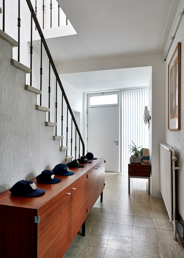Dans l’entrée, l’enfilade sert de présentoir à une collection de casquettes de skateur.