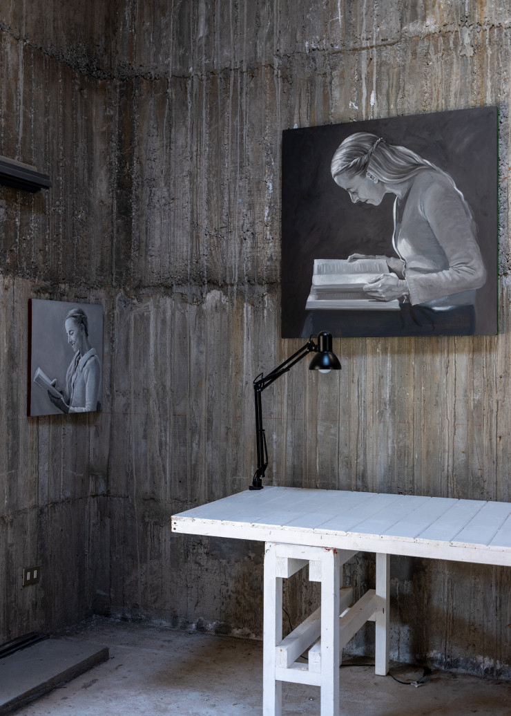 Les œuvres figuratives prennent place sur un fond de béton brut dans un beau camaïeu gris.