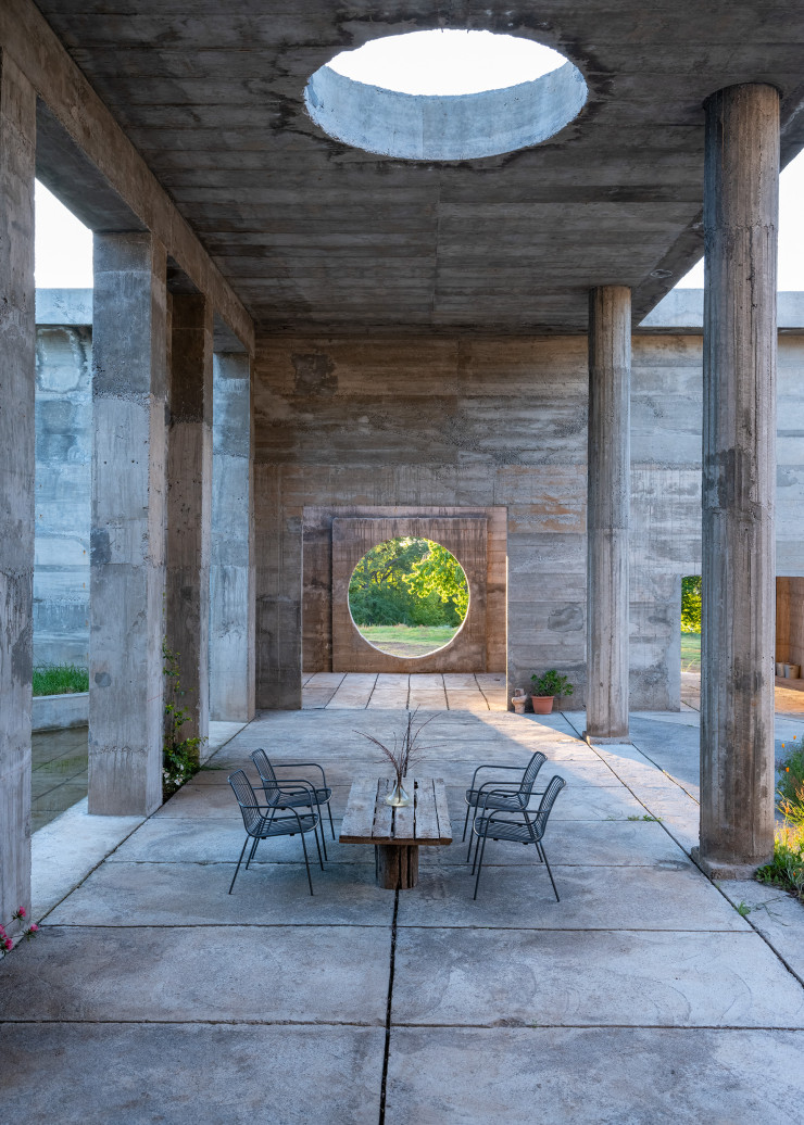 Sur l’une des terrasses, mobilier outdoor Nolita (Pedrali). À l’extérieur comme à l’intérieur, l’architecture mélange hauteur, lignes droites, ronds et carrés. Patios et jardins sont rythmés par des colonnes, de grandes ouvertures et des étendues d’eau travaillées de manière monumentale et graphique.