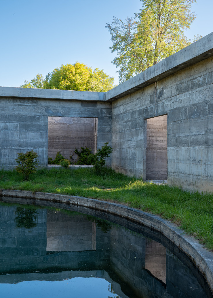 Bassin circulaire, ouvertures carrées, dalles de béton rectangulaires, les formes géométriques choisies par le couple d’architectes assemblent un palais du XXIe siècle favorable au calme intérieur.