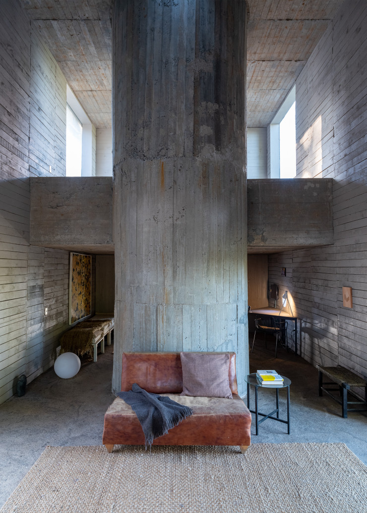 Dans l’un des salons, le canapé vintage laissé dans son jus s’harmonise au mobilier Pezo von Ellrichshausen.
