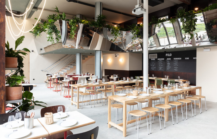 Le bar-restaurant, dans l’ancien gymnase, propose une carte composée de produits locaux.