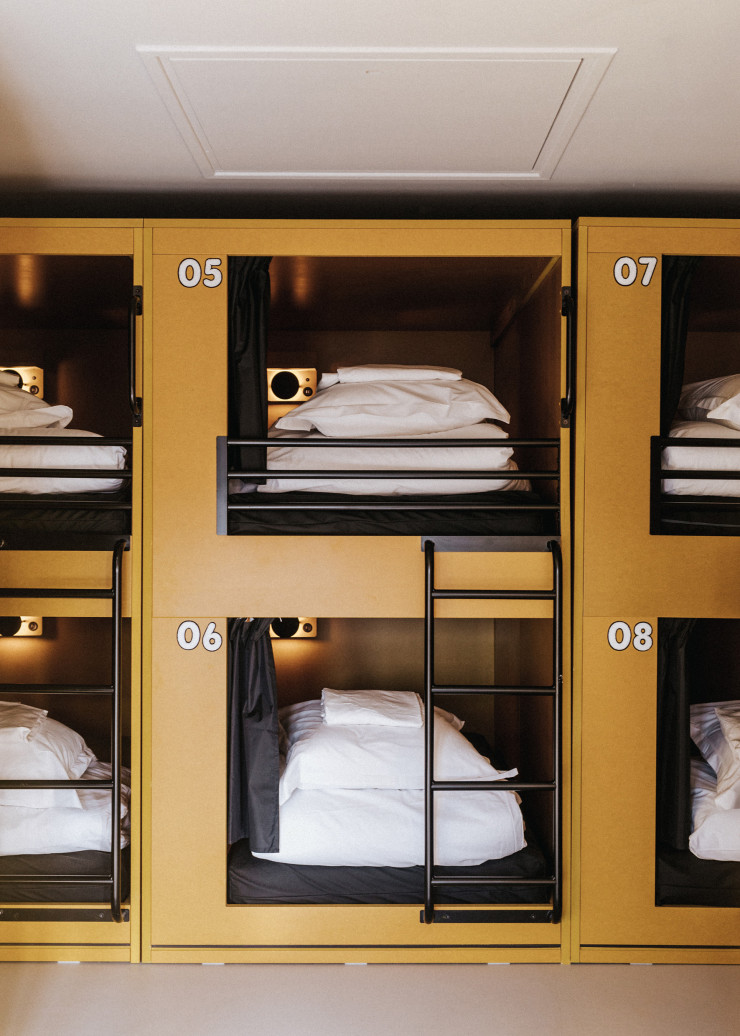 Un concept inspiré des capsules-hôtels japonais qui s’adressent en priorité aux jeunes, voyageurs et travailleurs itinérants ou saisonniers. Claustrophobes s’abstenir !