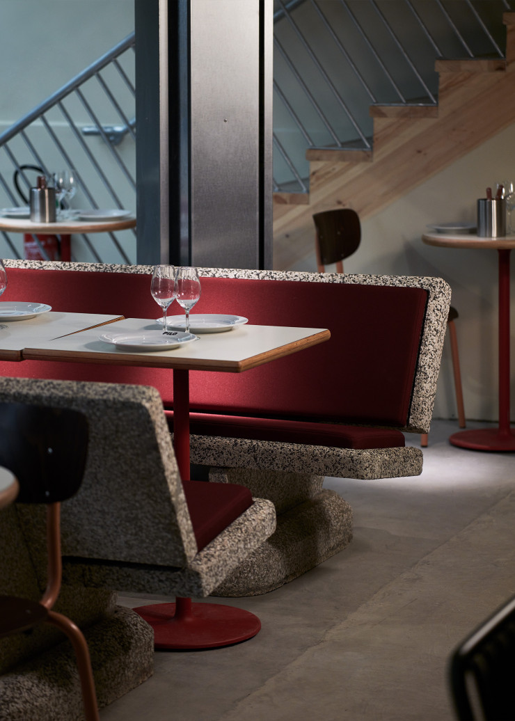 Même les anciens bancs de la cour de récréation ont été réutilisés. À toutes les étapes, les concepteurs ont eu à cœur d’afficher un bilan carbone le plus bas possible. Avec une addition pour le client qui se veut économique.