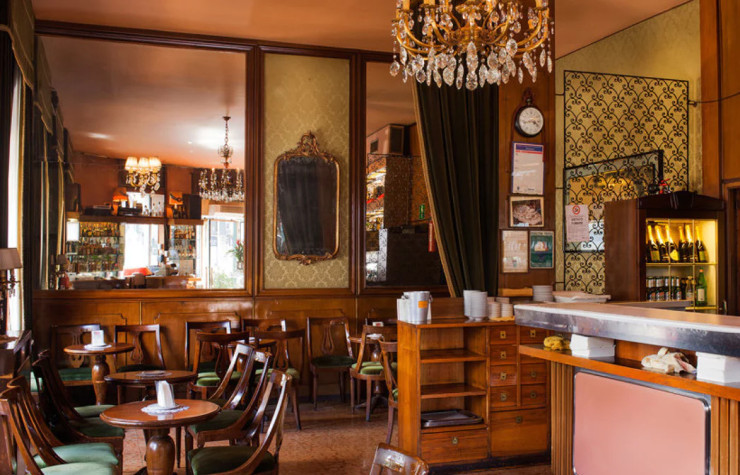 Dans la plus pure tradition milanaise, le Bar Basso se pare de boiserie, de lustres à pampilles et de formica rose.