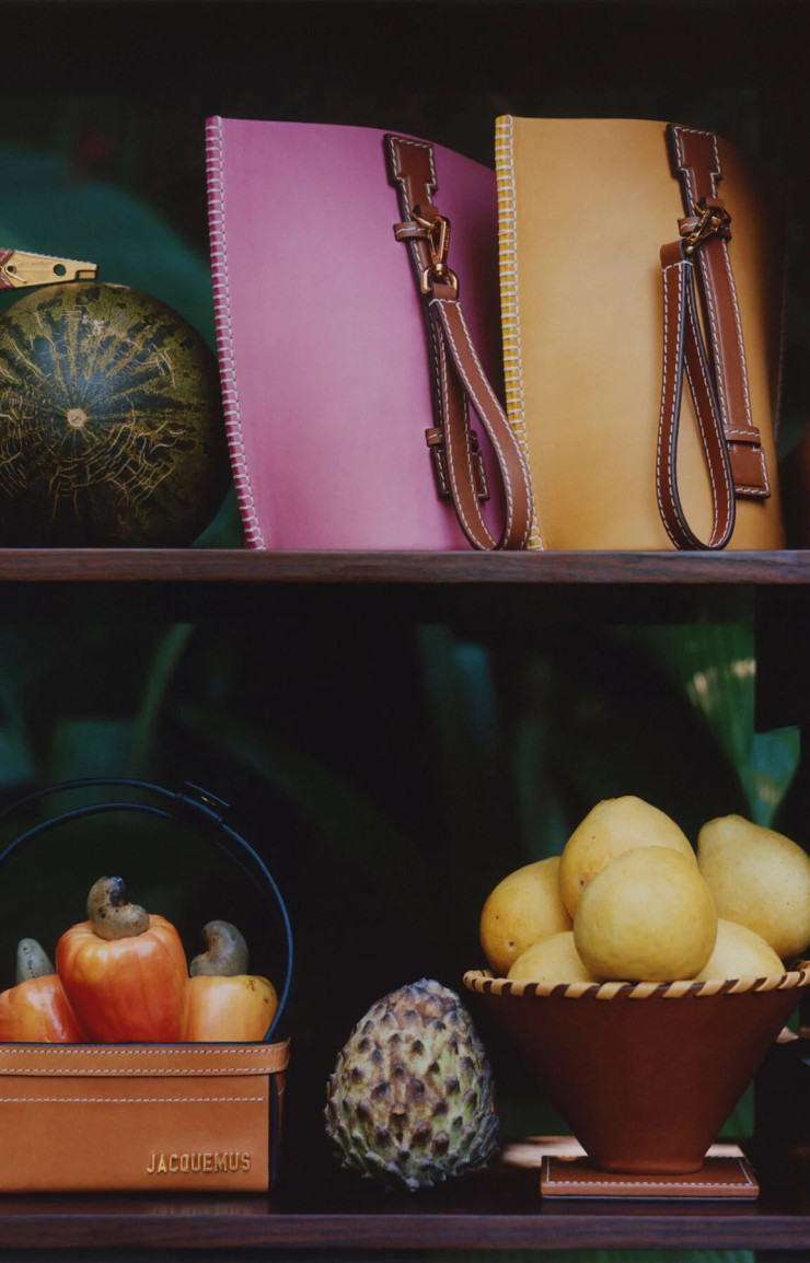 Sur la première étagère, les vases. En dessous, une boîte précieuse.