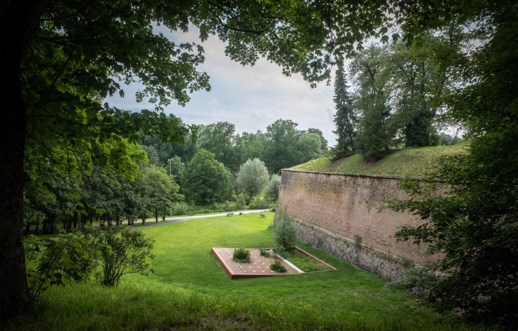 Le jardin de la Paix belge « À l’assaut du rempart », de Mathieu Allain, Thomas Van Eeckhout et du collectif Plan B, au Quesnoy (Nord). Projection d’une section de rempart, celui-ci se transforme en terrasse face aux fortifications. La brique, typique des Flandres, évoque les liens entre la Belgique et la région des Hauts-de-France. La végétation s’immisce et transforme le minéral en écrin végétal.
