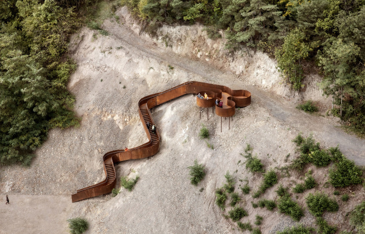 En Alsace, le Chemin des carrières, qui relie Rosheim à Saint-Nabor, propose un parcours touristique de 11 kilomètres suivant l’ancien tracé ferroviaire et raconte à sa manière l’histoire du paysage et des hommes.