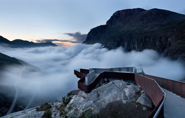 Sur le plateau du Trollstigen, le centre touristique vient s’inscrire dans la série des projets architecturaux qui jalonnent les Routes nationales touristiques déployées à travers le territoire norvégien.