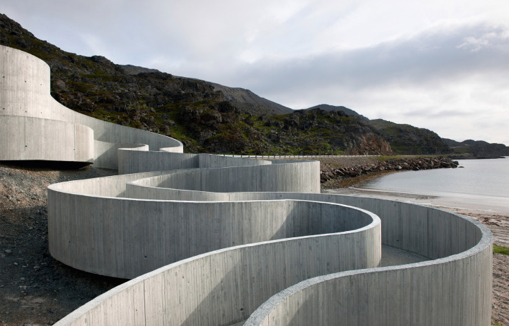 Entre architecture et sculpture, le dispositif scénographie, voire ralentit, l’approche du marcheur vers le rivage afin de lui faire profiter au mieux de ce moment de contemplation.