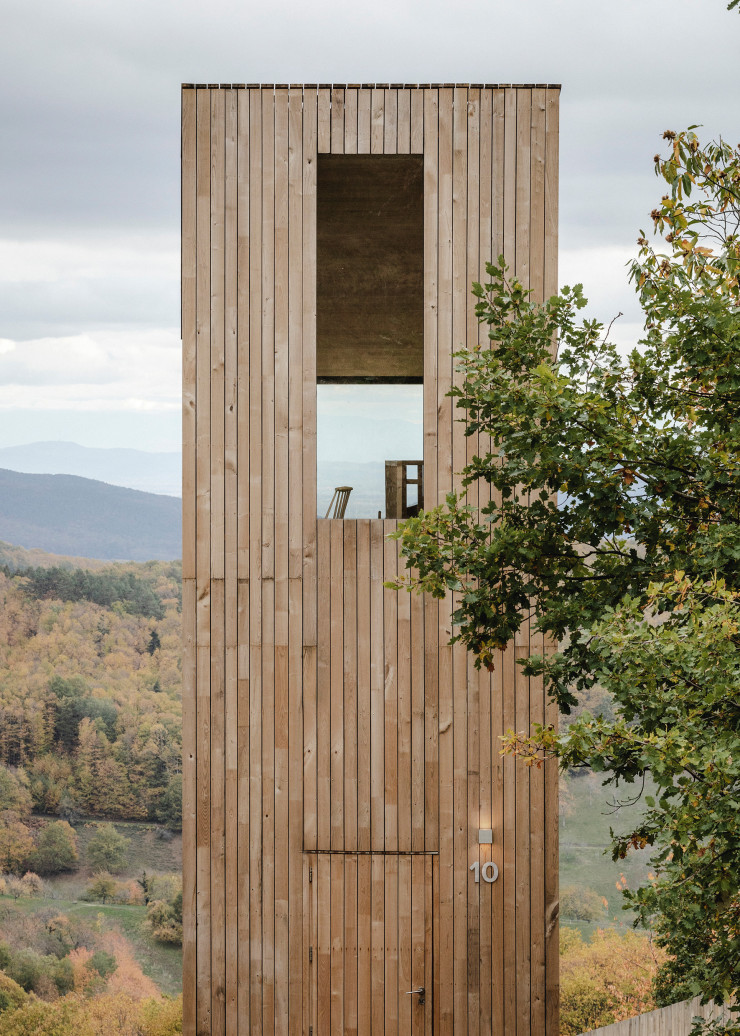 Vue sur le massif des Vosges depuis l’une des 14 hytter de l’hôtel 48° Nord, situé à Breitenbach. Imaginées par Emil Leroy Jönsson, les cabanes ont été construites à partir du bois des châtaigniers plantés sur le terrain.