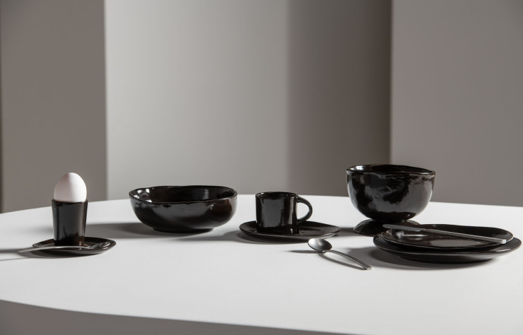 Proche du noir, le brun foncé met en valeur les aliments.