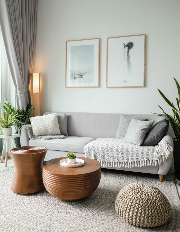 Un tapis en laine doux sous vos pieds et un canapé confortable pour se prélasser, le parfait duo pour un salon cocooning.