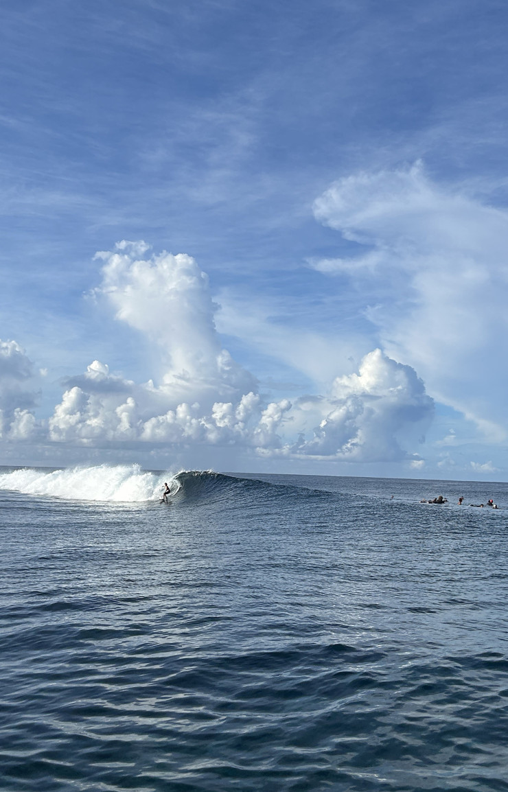 La vague de Teahupoo déferle toute l’année mais atteint des hauteurs record à partir de juin.