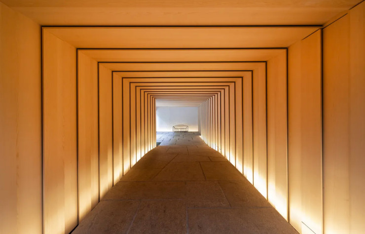 Un couloir clos à la porte accueille les invités et mène directement au cœur de la maison : un pavillon qui s’ouvre sur un jardin japonais.