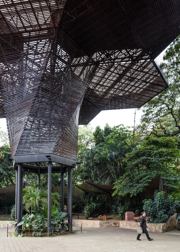 L’Orquideorama, au Jardin botanique, est l’œuvre des agences Plan:B et AGENdA ainsi que celle de J. Paul Restrepo. Hommage aux forêts équatoriales, cette canopée remplace depuis une quinzaine d’années la serre dévolue à la conservation des orchidées. Cet édifice sert aussi de lieu événementiel.