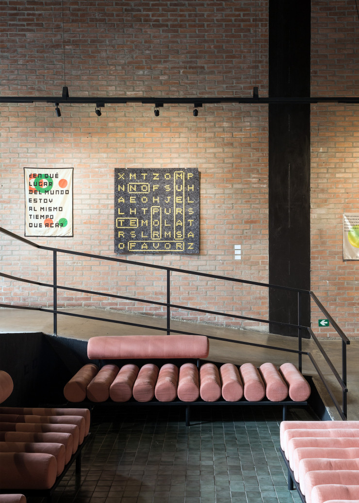 Le lobby de l’Art Hotel prend des airs de galerie avec des accrochages d’œuvres d’artistes colombiens régulièrement renouvelés. Ici, Por Favor no te Mueras, de Quinaya Qumir, et En que Lugar del Mundo Estoy al Mismo Tiempo que Acá? de Big Sur. Les sofas sont dessinés par la designer Laura Aurengo.