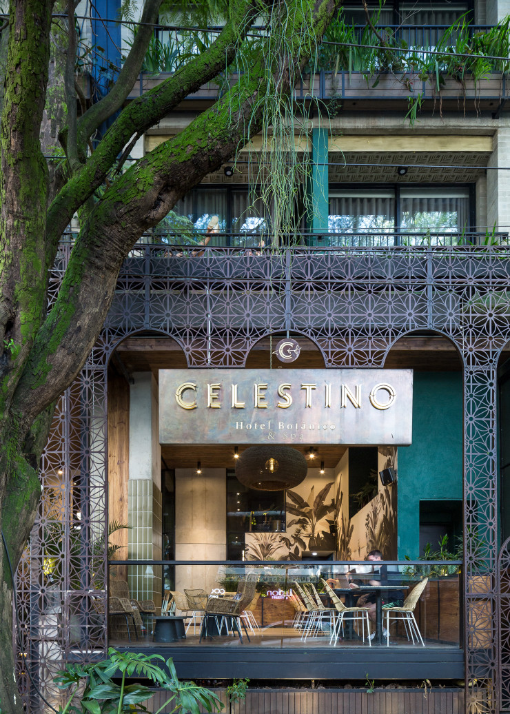 Le rez-de-chaussée de l’hôtel Celestino est totalement ouvert sur la rue, à la manière d’une terrasse couverte où quiconque peut venir prendre un petit déjeuner, comme se restaurer plus tard dans la journée.