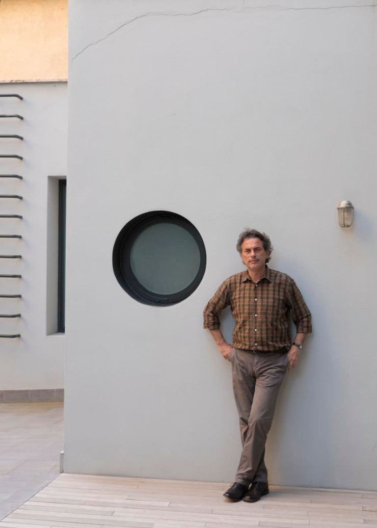 Carlo Pontesilli, producteur. Son dernier film, Scordato, de et avec Rocco Papaleo et la chanteuse Giorgia, a rencontré un beau succès public et critique en Italie. De quoi parader sur le pont de son ferry? Non, son paquebot à lui offre 320 m2 d’espace habitable pour 240 m2 de jardin et niche dans un quartier tranquille et néanmoins central de la Ville aux sept collines.
